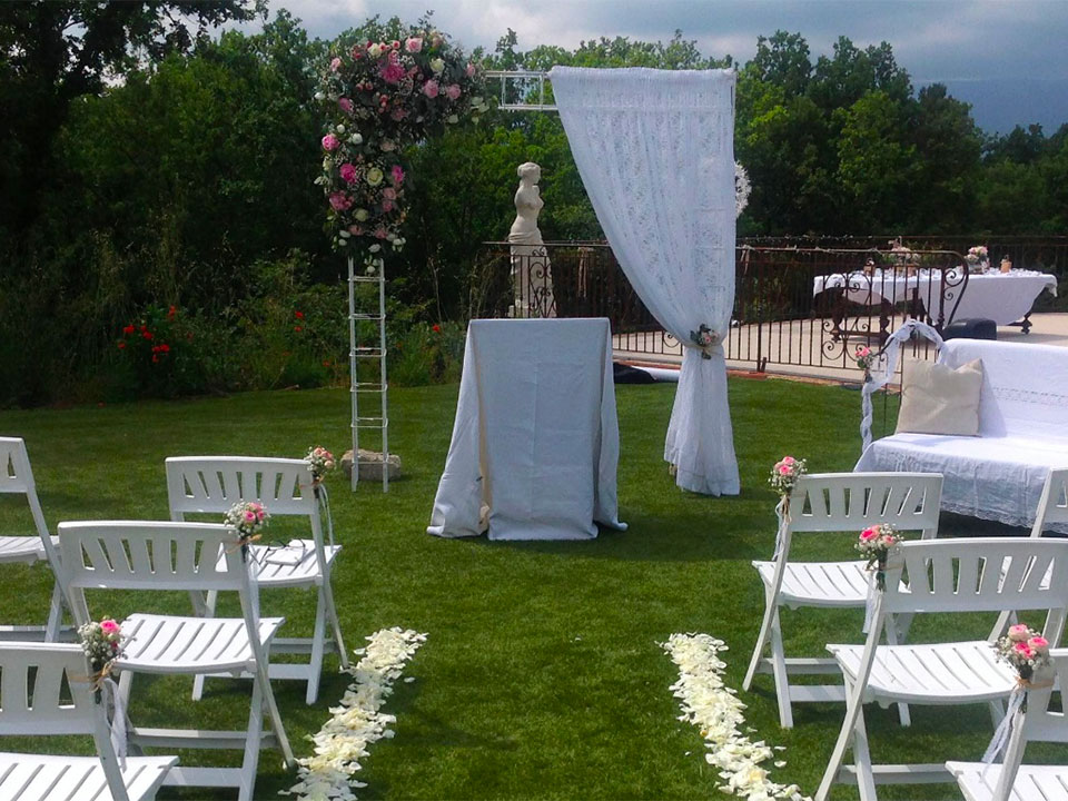 arche-fleuri-mariage-laïque par azur roses var