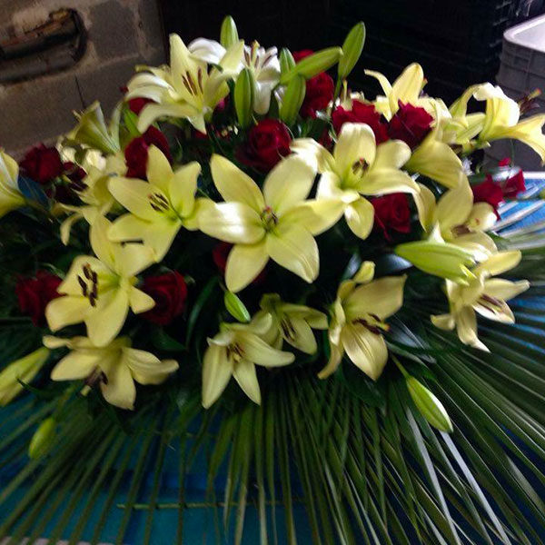 composition-fleurs-fraiches-deuil par azur-roses-la-crau-toulon-var