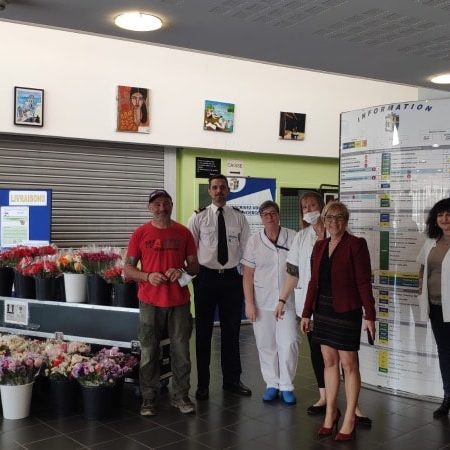 Azur Roses offre des fleurs personnel hospitalier sainte anne toulon