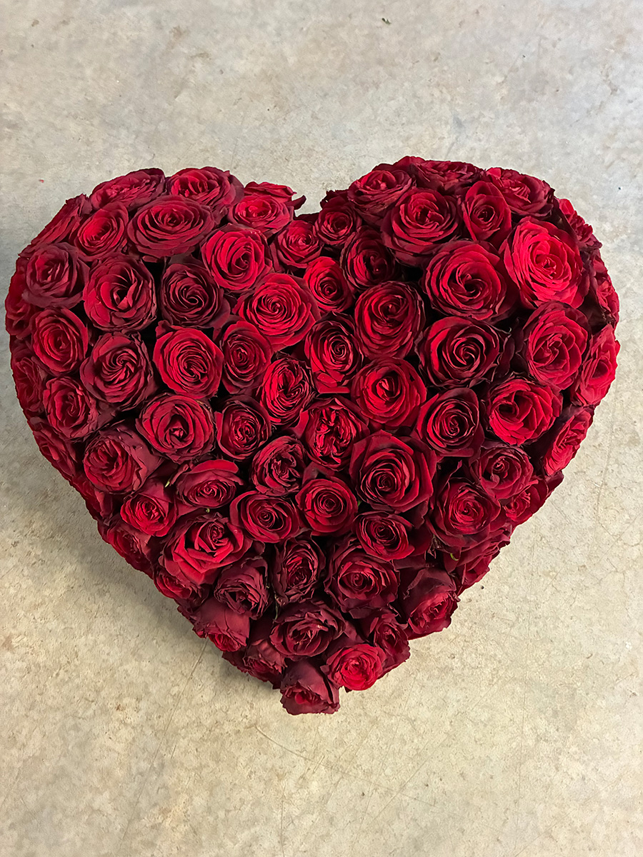 composition deuil coeur de roses Azur Roses